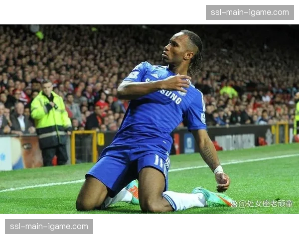 特写镜头：暴雨中完成绝杀，博洛尼亚前锋头球后滑跪庆祝染绿草渍