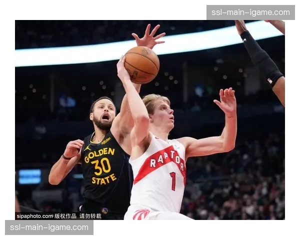 特写瞬间：霍姆格伦封盖库里绝平上篮，赛后两人拥抱致意