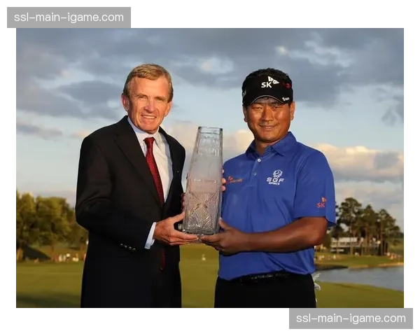 评论：美巡赛“签名赛事”门槛引发争议，中游球员生存空间被挤压？