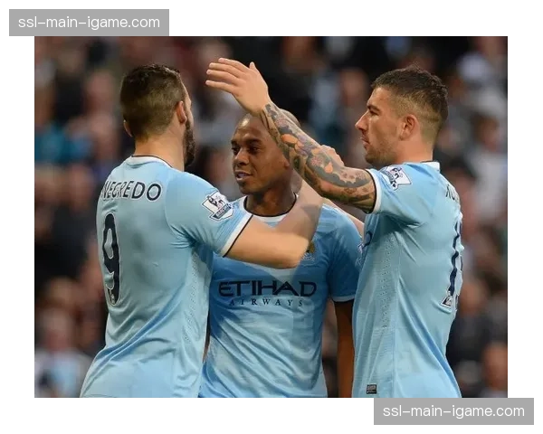 曼城伊蒂哈德球场外,球迷自发悼念前队长费尔南迪尼奥 曼城伊蒂哈德球场外,球迷自发悼念前队长费尔南迪尼奥