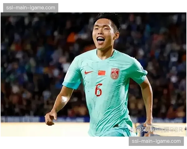 大雨滂沱,河南队老将王上源拼至抽筋,被队友搀扶下场 大雨滂沱,河南队老将王上源拼至抽筋,被队友搀扶下场